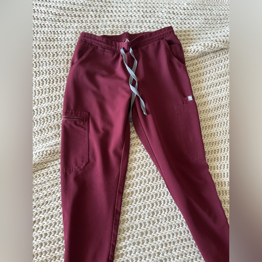 Figs Burgundy yola skinny scrub pants- xtra small